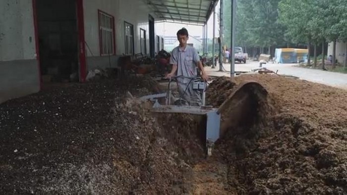 Mushroom compost turning machine (2)