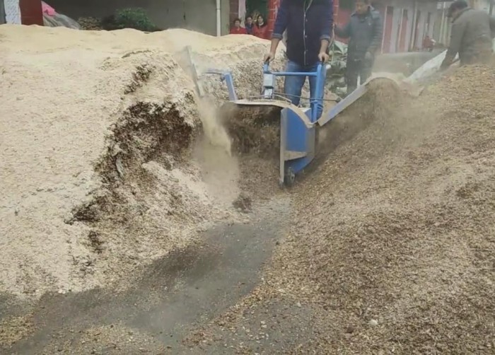 Mushroom compost turning machine (1)